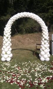 arco para boda decorado con globo blanco