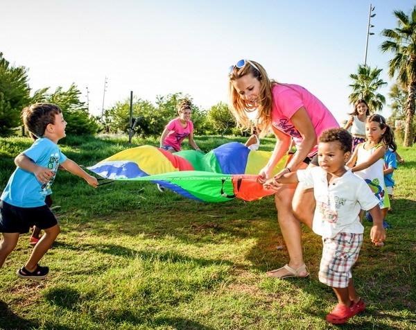 actividades y juegos de paracaídas con niños