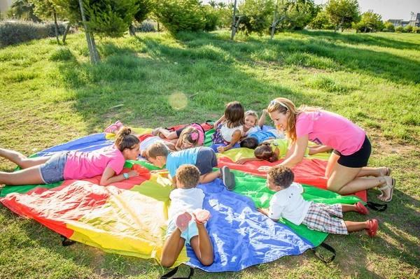 la actividad del paracaídas es genial para las animaciones infantiles