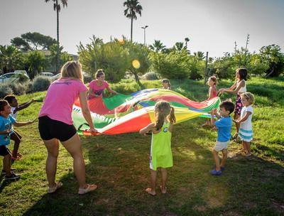 jugando con niños en un parque al aire libre con superanimaciones