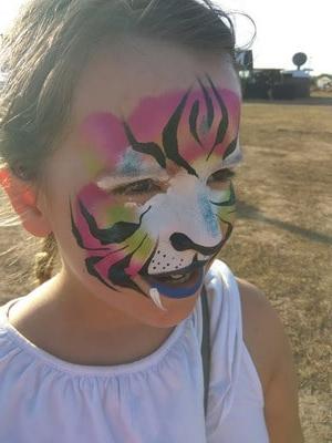 maquillaje de carnaval niña al aire libre